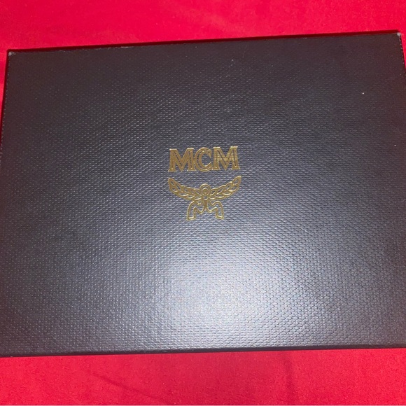Mcm wallet chain bag comes with original box and dust bag - Picture 3 of 13